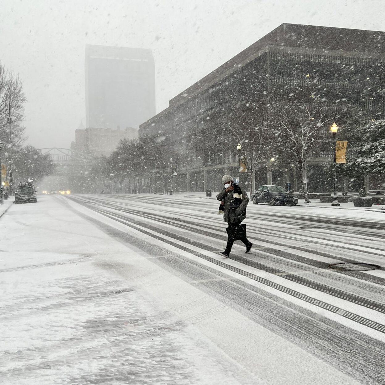Snow in downtown Louisville 1-28-22
